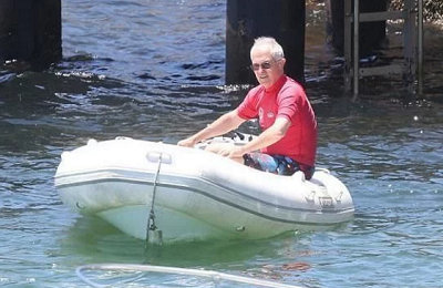 Primul ministru australian a fost amendat cu mii de dolari pentru că nu poartă o vestă de salvare